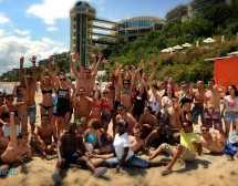 Памбос Агапиу и 1500 танцьори откриват лятото с плажна фиеста