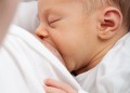 Защо кърменето е важно за недоносените бебета