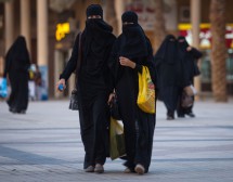 Жените в Саудитска Арабия гласуват и участват за първи път в избори