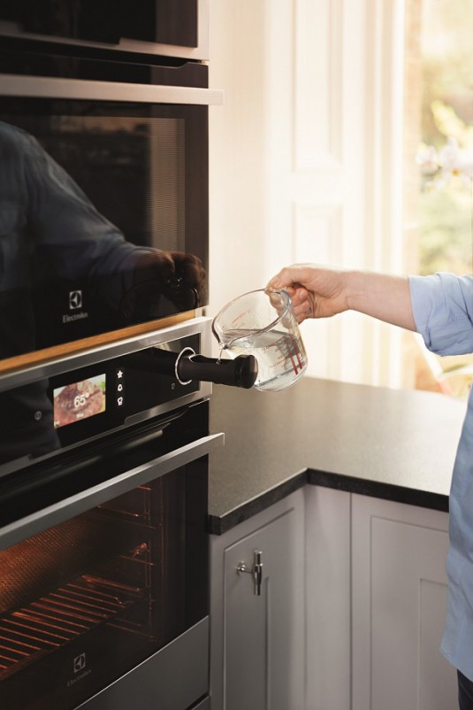 Electrolux CombiSteam Sous-vide oven - model EOB8956VAX - lifestyle