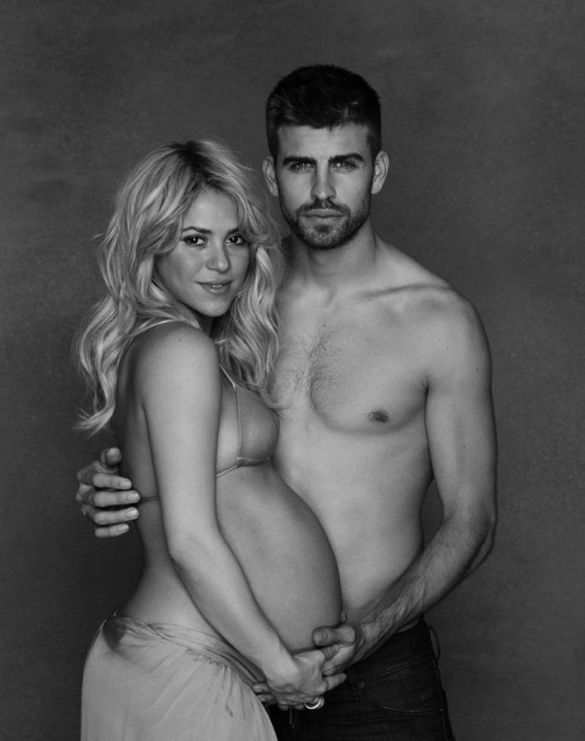 shakira-nude-baby-bump-with-shirtless-gerard-pique (1)