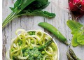Спагети от тиквички с песто от грах и зеленолистни
