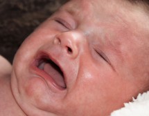 Проверете крачетата, ако бебето плаче без причина