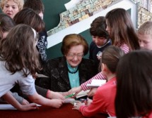 Леда Милева: Учете децата да обичат книгите!