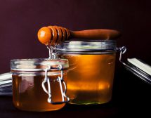 Пикантен мед: модерен лек за кашлица, запушен нос и възпалено гърло
