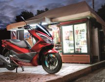 Honda подарява скутери