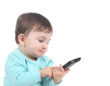 Смартфоните са вредни за здравето на бебетата