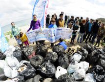 Сърфисти почистват черноморски плажове