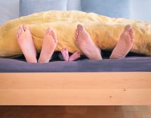 Как спи бебето – с мама или отделно?