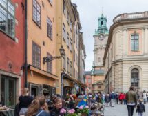 Изключението Швеция: Кафенетата пълни, продават се цветя, хората се прегръщат