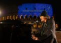 Дзукеро пя на празния площад в Рим