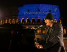 Дзукеро пя на празния площад в Рим