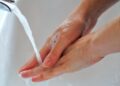 Измиването на ръцете 10 пъти дневно намалява риска от заразяване с Ковид-19