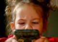 Малките деца прекарват все повече време онлайн