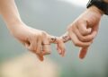 5 навика, които поддържат влюбените емоционално свързани