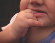 Учени сравняват гризането на ноктите с ваксина
