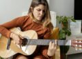 6 практики, които ще ви помогнат да свирите на китара много по-добре