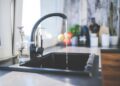 Композитните кухненски мивки – стилно и разумно решение за всеки дом