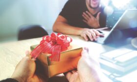 Коледни подаръци в офиса – полезни насоки за справяне с тази нелека задача