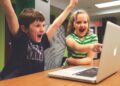 Учени: Електронните устройства в детството влошават когнитивните способности