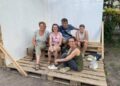 Доброволци строят класна стая на открито в 47 СУ „Христо Данов“ в София на 14-15 май