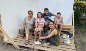 Доброволци строят класна стая на открито в 47 СУ „Христо Данов“ в София на 14-15 май