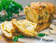 Чеснов памучен хляб с билки и чедър