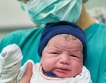Грижата „кожа до кожа“ увеличава шансовете на недоносените бебета