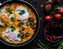 Рецепта за менемен – яйца със зеленчуци по турски