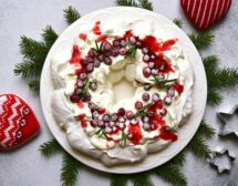 Коледен венец „Павлова“ – любимата рецепта в празничен вариант