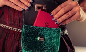Красив като моден аксесоар, сгъваем и мощен смартфон в цвета на годината – магента!