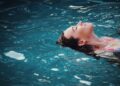 Плуването в студена вода помага при менопауза