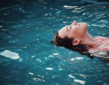 Плуването в студена вода помага при менопауза