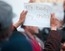 Правото на аборт – в конституцията във Франция – за първи път в света