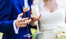 Най-важните аксесоари за ритуала: Какво отличава сватбените чаши и как да ги изберете