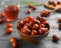 Пикантен сос от дренки за зимата: вкусно допълнение към месните ястия