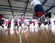Над 100 танцуващи хлапета в „Лястовичи полет“